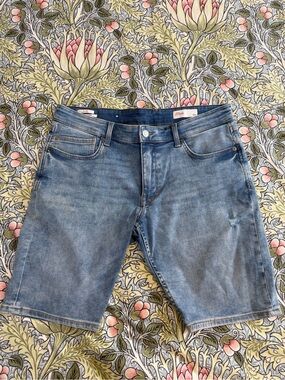 s.Oliver Classic Men's Denim Shorts - Light Blue Size 34. NWOT.